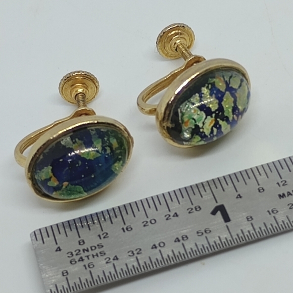 * vintage blue green Faux fire opal Glass oval gold tone screw back earrings - Picture 2 of 6